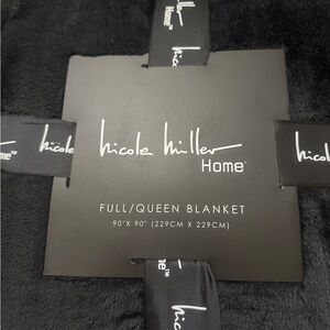 Nicole Miller Black Blanket Elegant Bedding